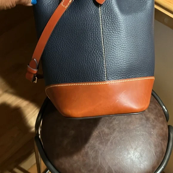 Dooney& Burke navy handbag. New. Never used. Leather handbag with key ring - Picture 6 of 8